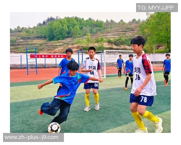 我们班的足球明星展现拼搏精神与团队合作的精彩瞬间