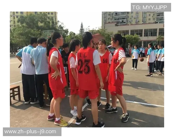 明星帅哥激情挥洒汗水篮球场上的魅力瞬间尽显风采
